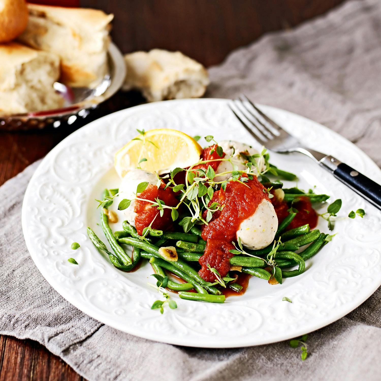 Kyllingqueneller med hvitløkstekte brekkbønner og tomatsaus
